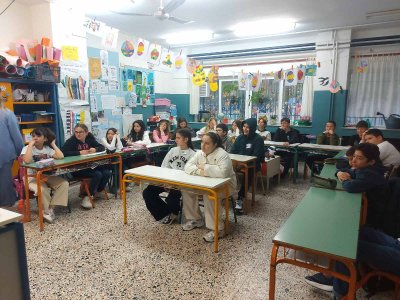 02/04/2026 -Τα παιδιά χωρίζονται σε ομάδες για να μπουν στις τάξεις