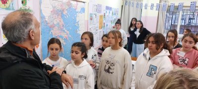 02/04/2026 -Τα παιδιά χωρίζονται σε ομάδες για να μπουν στις τάξεις