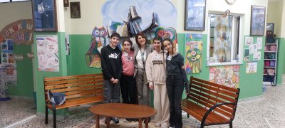 02/04/2026 -Τα παιδιά χωρίζονται σε ομάδες για να μπουν στις τάξεις