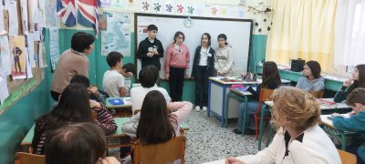 02/04/2026 -Τα παιδιά χωρίζονται σε ομάδες για να μπουν στις τάξεις