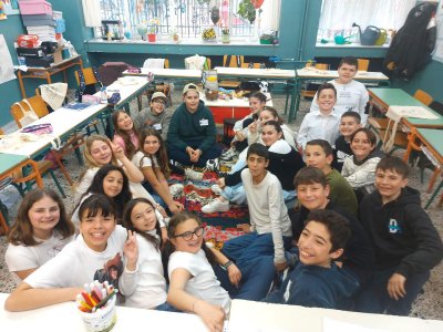 02/04/2026 -Τα παιδιά χωρίζονται σε ομάδες για να μπουν στις τάξεις