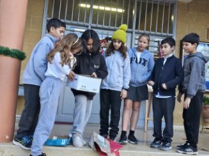 Παραλαβή χριστουγεννιάτικων καρτών από το αδελφό σχολείο 1ο Δημοτικό Τριλόφου Θεσσαλονίκης