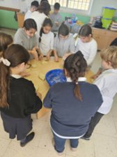 Φτιάχνοντας παραδοσιακά χριστόψωμα