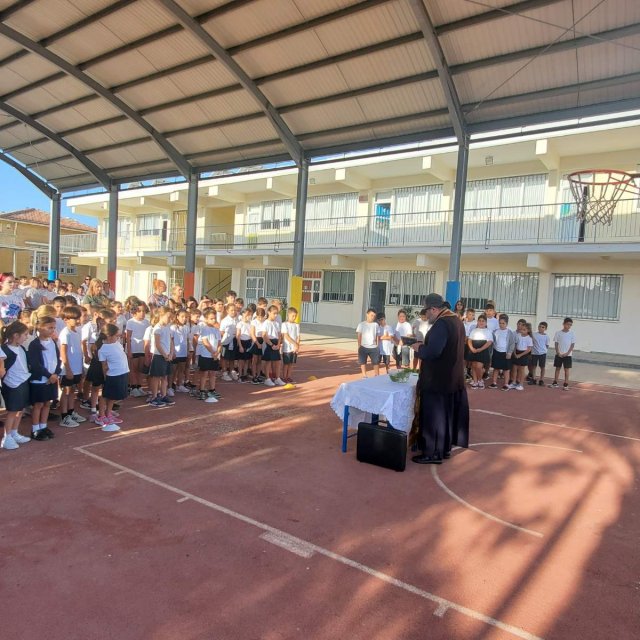 Ο ιερέας κάνει αγιασμό στο σχολείο μας