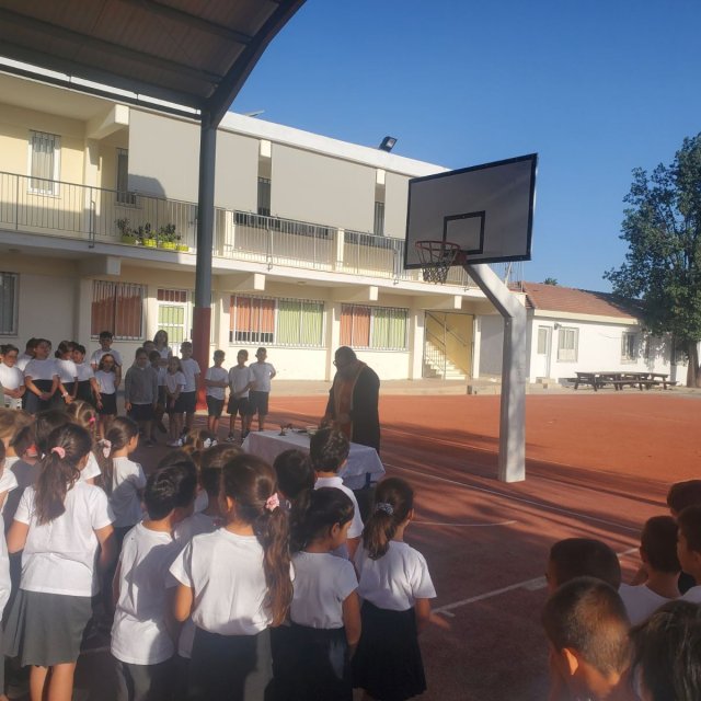 Ο ιερέας κάνει αγιασμό στο σχολείο μας